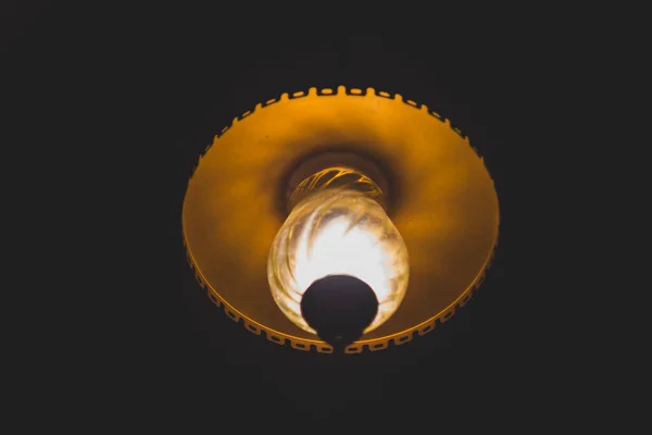 Luz Uma Lâmpada Pendurada Teto Quarto Escuro — Fotografia de Stock