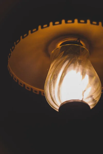 Luz Uma Lâmpada Pendurada Teto Quarto Escuro — Fotografia de Stock