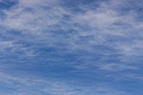 Осеннее Голубое Небо Белые Облака — стоковое фото