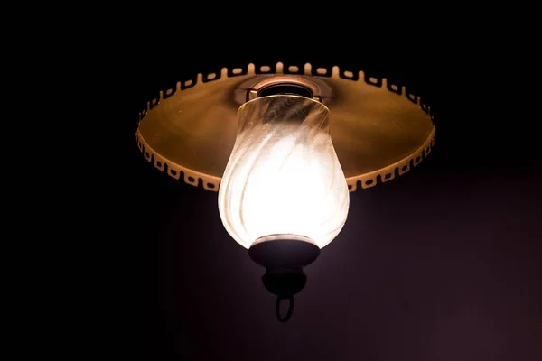 Karanlık Bir Odanın Tavanında Asılı Bir Lambadan Gelen Işık — Stok fotoğraf