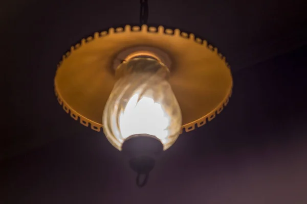 Lumière Une Lampe Suspendue Plafond Dans Une Pièce Sombre — Photo