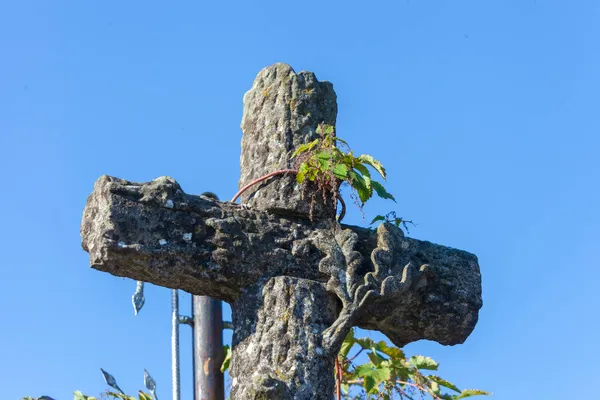 Cruz Cristiana Sobre Tumba Cementerio —  Fotos de Stock