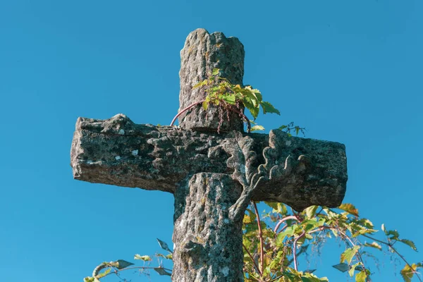 Croix Chrétienne Sur Tombe Dans Cimetière — Photo