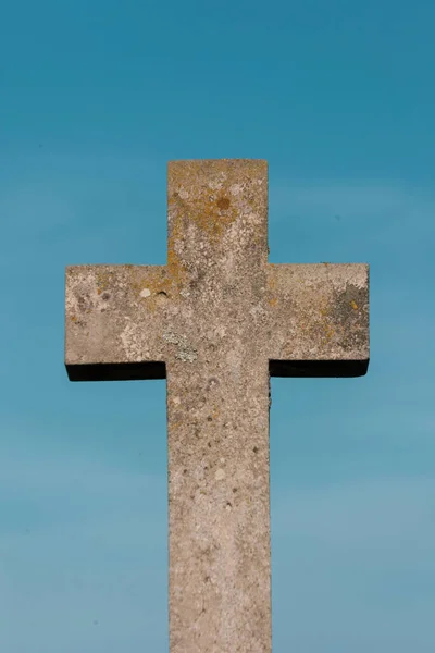 Croix Chrétienne Sur Tombe Dans Cimetière — Photo