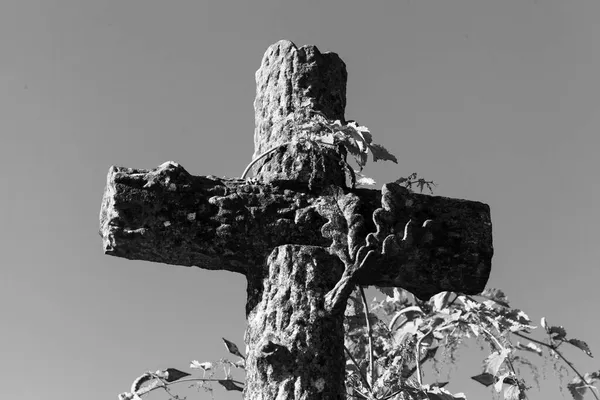 Χριστιανός Σταυρός Στον Τάφο Στο Νεκροταφείο — Φωτογραφία Αρχείου
