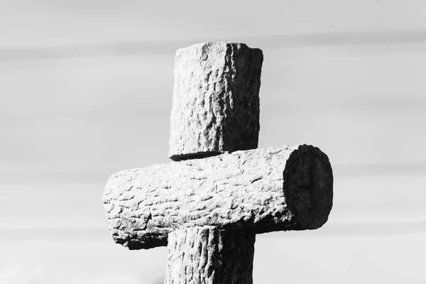 墓地坟墓上的基督教十字架 — 图库照片