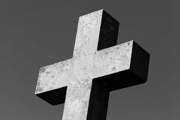 Croce Cristiana Sulla Tomba Nel Cimitero — Foto Stock