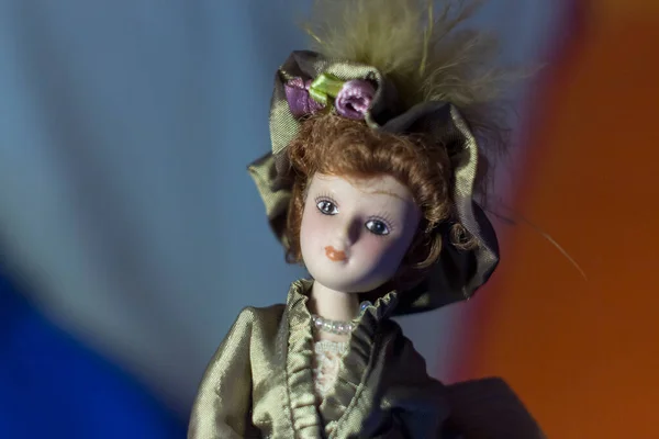 ドレスと帽子の女の子の形で豪華な人形 — ストック写真