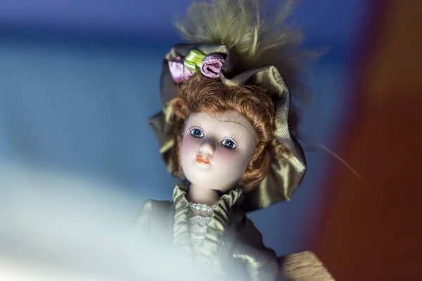 Boneka Mewah Dalam Bentuk Seorang Gadis Dalam Gaun Dan Topi — Stok Foto