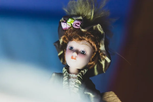 Boneca Luxo Forma Uma Menina Vestido Chapéu — Fotografia de Stock