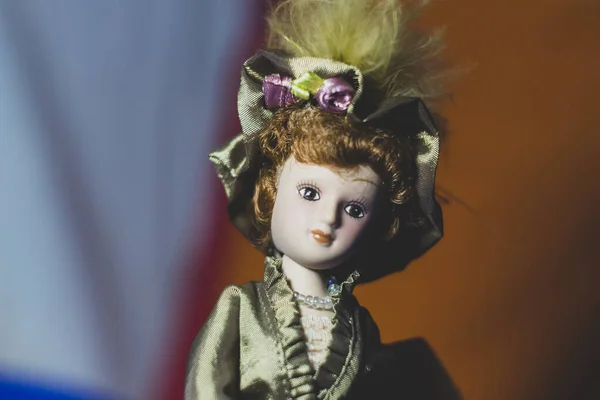 Luxuriöse Puppe Form Eines Mädchens Kleid Und Hut — Stockfoto