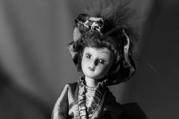 Boneka Mewah Dalam Bentuk Seorang Gadis Dalam Gaun Dan Topi — Stok Foto
