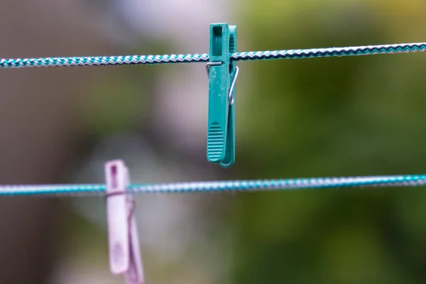 Gekleurde Plastic Clips Voor Het Drogen Van Kleding Aan Een — Stockfoto