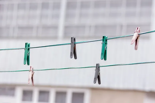 レースで服を乾燥させるためのカラープラスチッククリップ — ストック写真