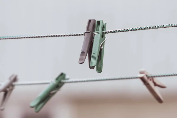 Gekleurde Plastic Clips Voor Het Drogen Van Kleding Aan Een — Stockfoto