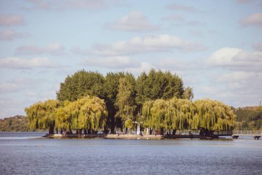 Ekim 'de parkta sonbahar manzarası