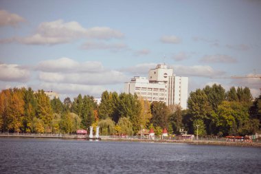 Ekim 'de parkta sonbahar manzarası