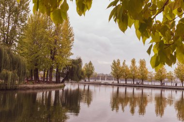 Ekim 'de parkta sonbahar manzarası