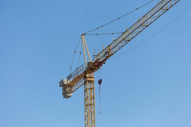 Evin inşa edildiği yerde metal vinç var.