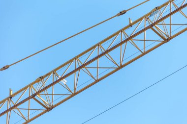 Evin inşa edildiği yerde metal vinç var.