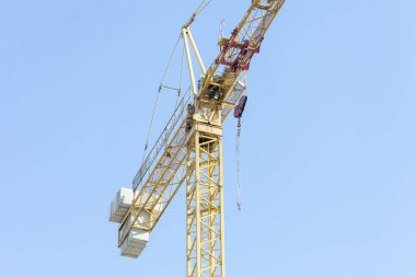 Evin inşa edildiği yerde metal vinç var.