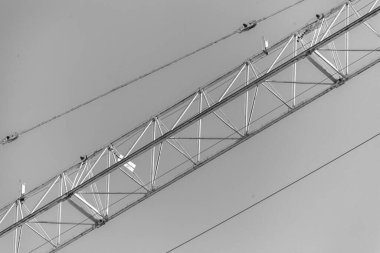 Evin inşa edildiği yerde metal vinç var.