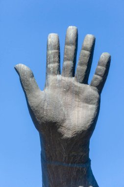 Avuç içi açık bir kadın eli gökyüzüne yükseldi.