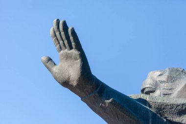 Avuç içi açık bir kadın eli gökyüzüne yükseldi.