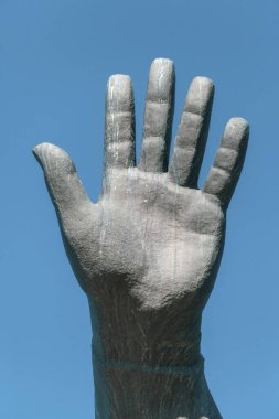 Avuç içi açık bir kadın eli gökyüzüne yükseldi.