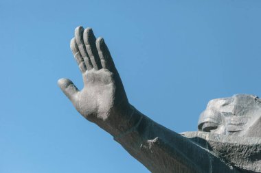 Avuç içi açık bir kadın eli gökyüzüne yükseldi.