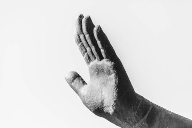 Avuç içi açık bir kadın eli gökyüzüne yükseldi.