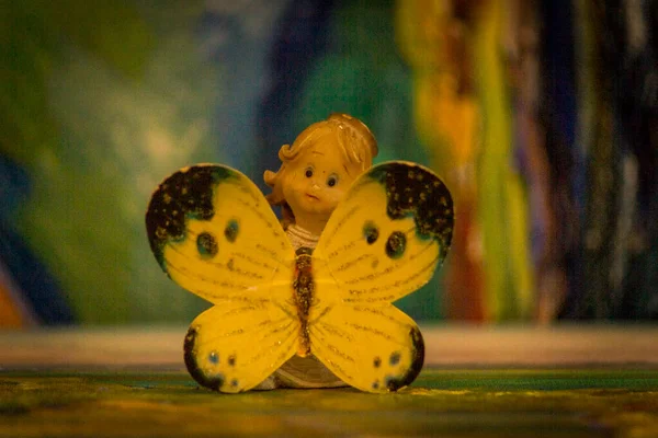 Желтая Бумажная Бабочка Цветном Фоне — стоковое фото