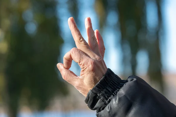 手と指のジェスチャーは 物事が素晴らしいです 老人の手 — ストック写真