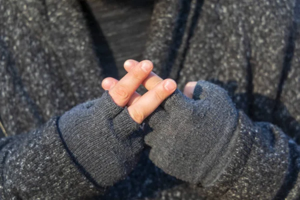 Gest Rękami Palcami Skrzyżowanymi Formie Kraty — Zdjęcie stockowe