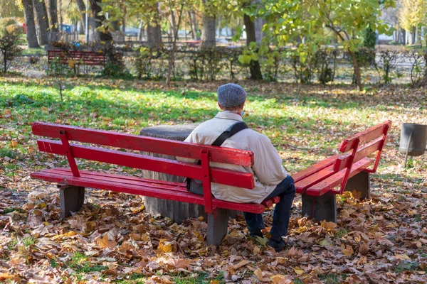Homem Velho Senta Banco Parque Pensa Sobre Vida — Fotografia de Stock
