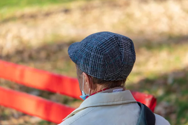 Ein Alter Mann Sitzt Auf Einer Parkbank Und Denkt Über — Stockfoto