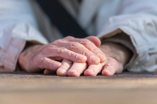 Alter Mann Legt Handflächen Und Hände Auf Einen Tisch Park — Stockfoto