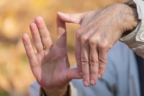 Ein Alter Mann Imitiert Mit Seinen Fingern Einen Fotorahmen — Stockfoto