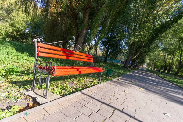 10月の紅葉公園の木のベンチ — ストック写真