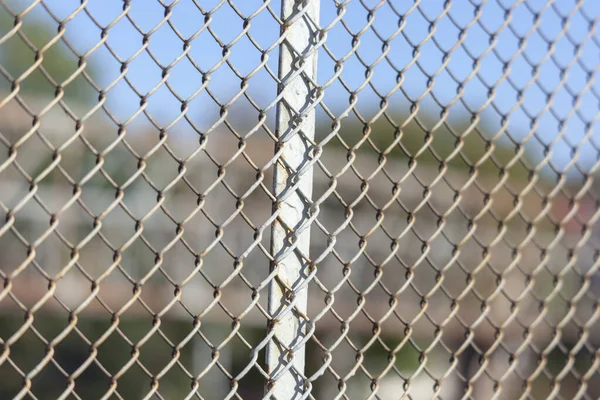 背景のフェンスにクラッドメタルや合成メッシュの質感 — ストック写真