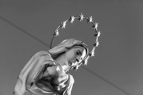 Escultura Madre Dios Con Halo Dorado Estrellas Cabeza — Foto de Stock