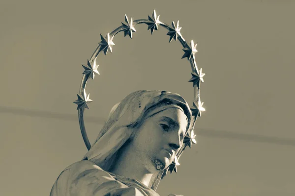 Rzeźba Matki Bożej Złotą Aureolą Gwiazdami Głowie — Zdjęcie stockowe