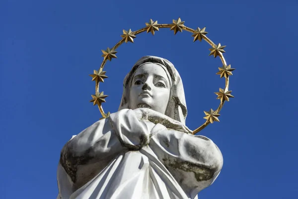 Sculpture Mère Dieu Avec Halo Doré Des Étoiles Sur Tête — Photo