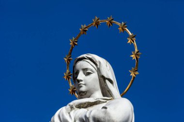 Meryem Ana 'nın heykeli. Altın bir halesi ve kafasında yıldızlar var.