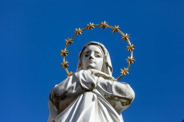 Meryem Ana 'nın heykeli. Altın bir halesi ve kafasında yıldızlar var.