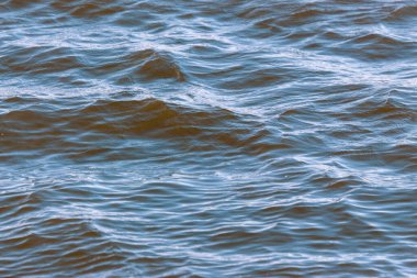 Göldeki bir fırtına sırasında dalgaların dokusu