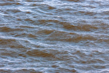 Göldeki bir fırtına sırasında dalgaların dokusu