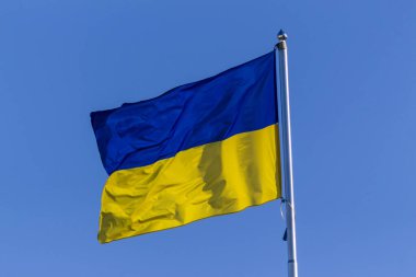 Bayrak direğinde sarı ve mavi Ukrayna bayrağı