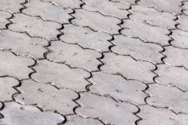 Kaldırımda arka planda beton kaldırımlar