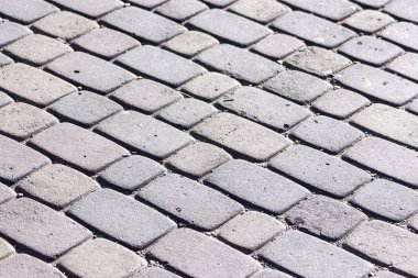 Kaldırımda arka planda beton kaldırımlar